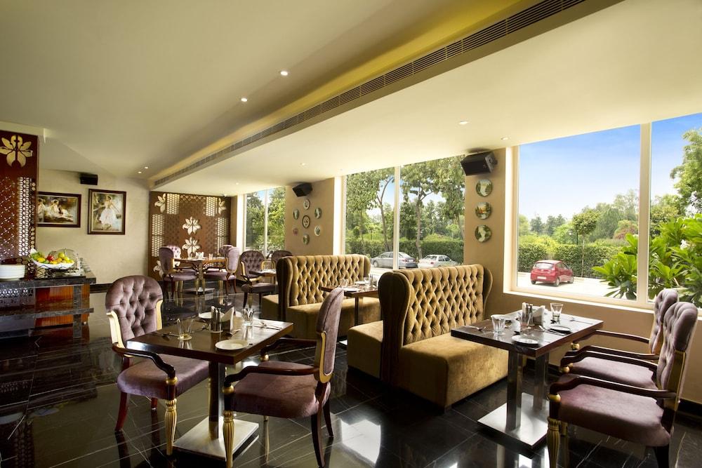 Hotel Atrio By Devam Gurgáon Exteriér fotografie